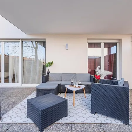La 112 - Large - Garden Terrace Apartment