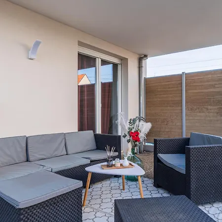 La 112 - Large - Garden Terrace *